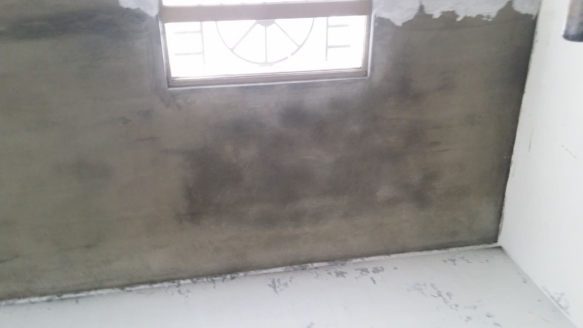 木工是其中相當基礎的工程之一,比如櫥櫃、天花板、輕隔間、地板、門、門框、窗、桌椅、吧台等等。